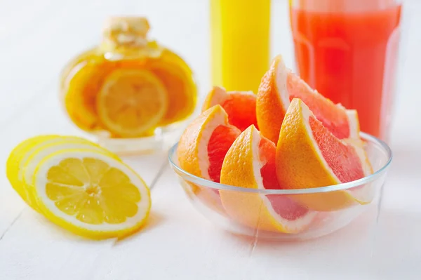 Limões, toranja e sumo fresco — Fotografia de Stock