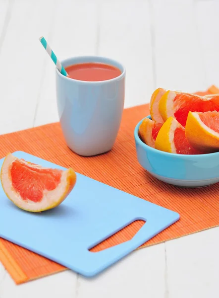Grapefruit en een kopje verse joice — Stockfoto