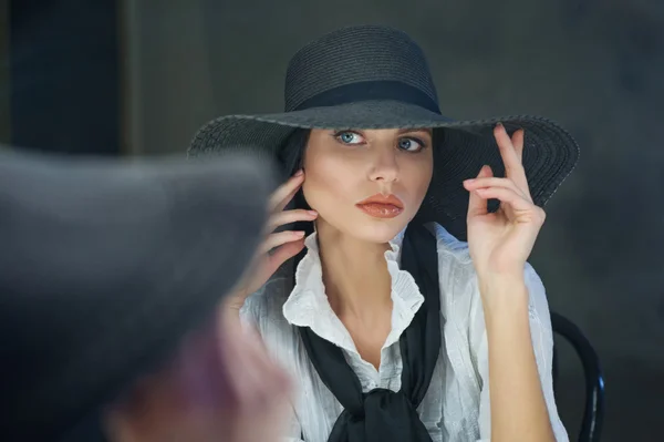 Preciosa mujer de sombrero negro — Foto de Stock
