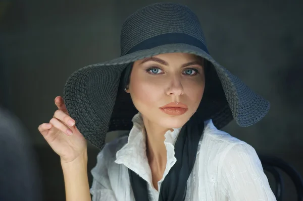 Чудова жінка в чорному капелюсі — стокове фото