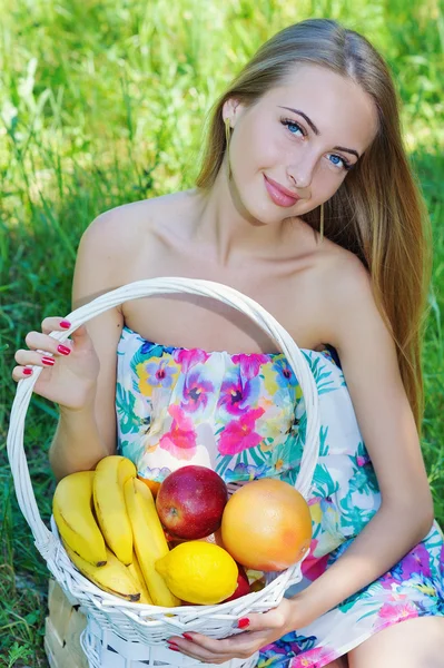 สาวที่มีความสุขและอาหารมังสวิรัติเพื่อสุขภาพ ผลไม้ — ภาพถ่ายสต็อก