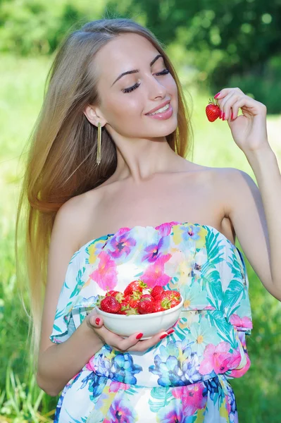 Happy girl with strawberries — Stock Photo, Image