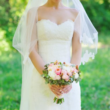 Gelinin elinde düğün buketi