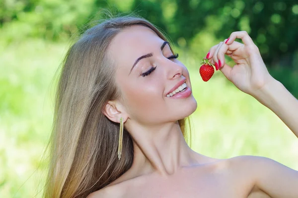 Happy girl with strawberries — Stock Photo, Image