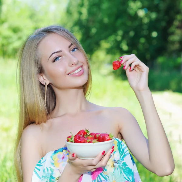 Happy girl with strawberries — Stock Photo, Image