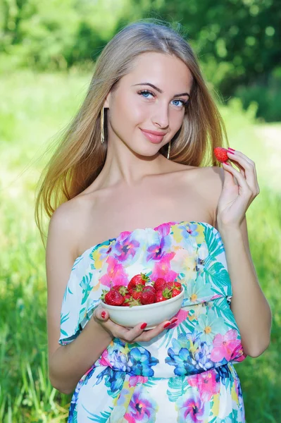 Happy girl with strawberries — Stock Photo, Image