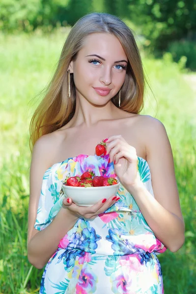 Menina feliz com morangos — Fotografia de Stock