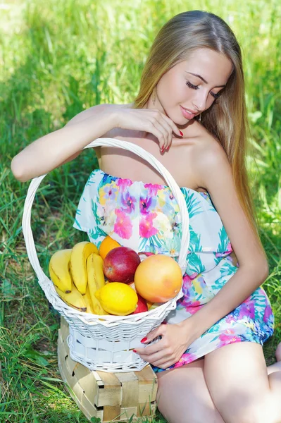 Happy girl and healthy vegetarian food, fruit — Stock Photo, Image