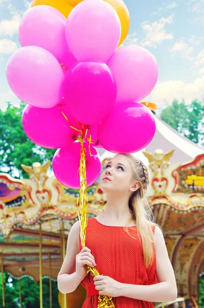 Jovem mulher modelo com balões brilhantes — Fotografia de Stock