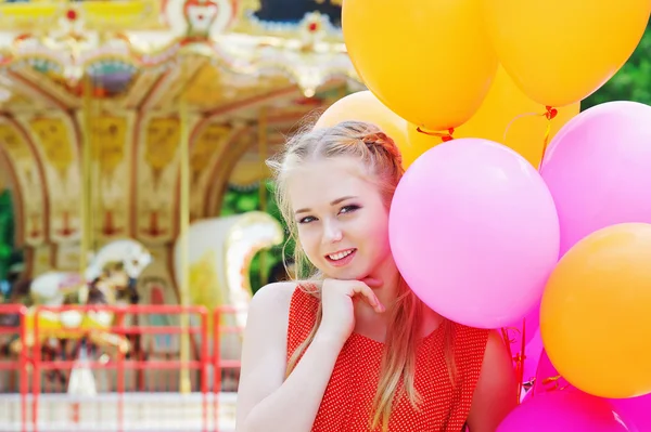 Jeune femme modèle souriant avec des ballons colorés — Photo