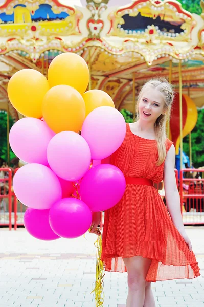 Fiatal modell nő, mosolygós, színes léggömbök — Stock Fotó