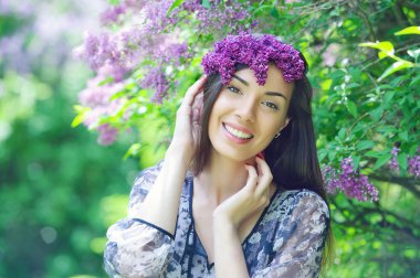 Bahar bahçesinde güzel genç bir kadın