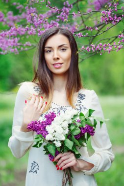 Bahar bahçesinde güzel genç bir kadın