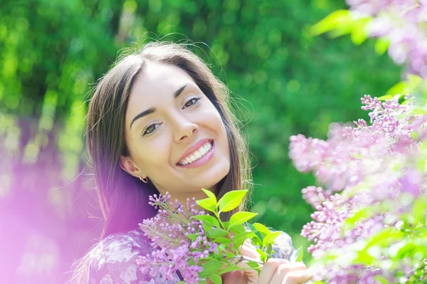 Piękna młoda kobieta w wiosennym ogrodzie — Zdjęcie stockowe