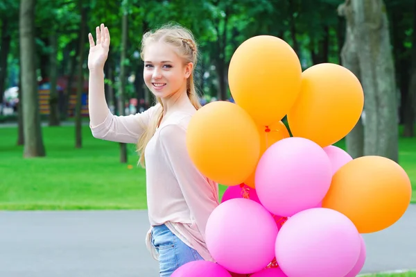 Szczęśliwa młoda kobieta z balonami — Zdjęcie stockowe