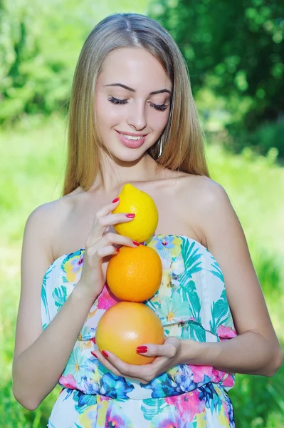 Happy girl and healthy vegetarian food, fruit — Stock Photo, Image