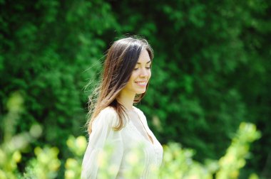 Bahar bahçesinde güzel genç bir kadın