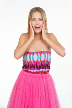 Duygusal genç kadın üzerinde beyaz izole