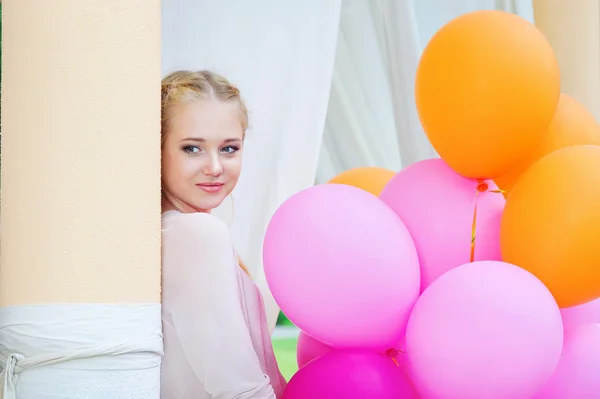 Gros plan portrait de tendre jeune femme avec des ballons — Photo