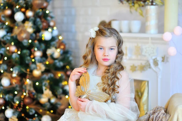 Menina adorável pela árvore de Natal — Fotografia de Stock