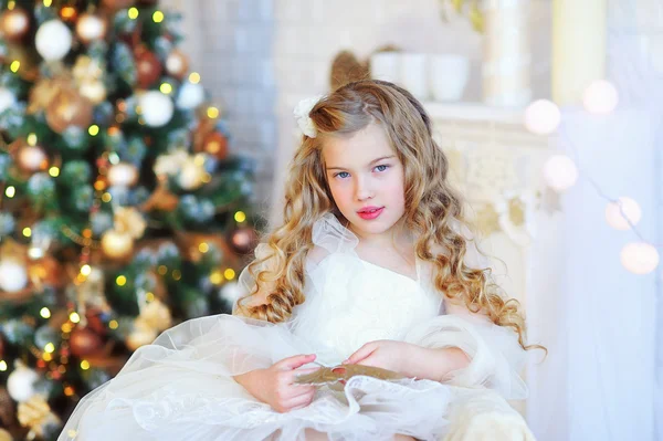 Menina bonita pela árvore de Natal — Fotografia de Stock