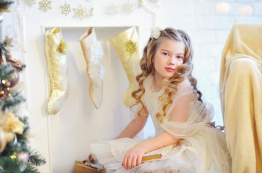 Güzel çocuk şömine çorap ile dekore edilmiştir.