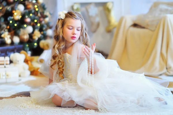 Menina adorável pela árvore de Natal — Fotografia de Stock