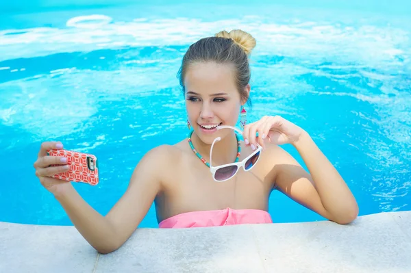 Kobieta przy selfie zdjęcie w basenie — Zdjęcie stockowe