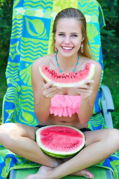 Gelukkig vrouw eten watermeloen — Stockfoto