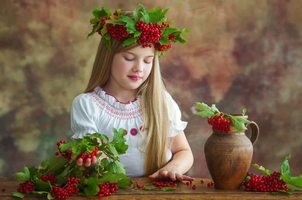 Bella ragazza che indossa ghirlanda caduta — Foto Stock