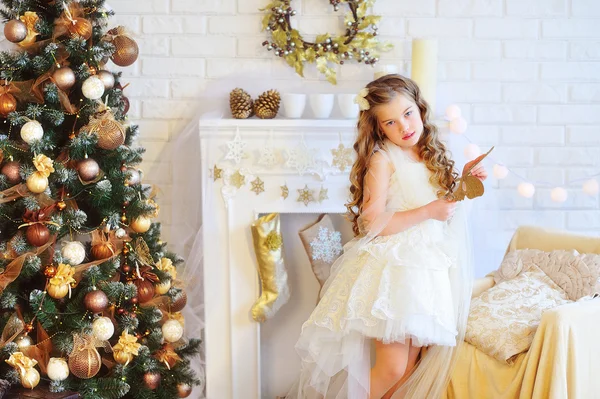 Mooi meisje in Kerstmis ingericht interieur — Stockfoto