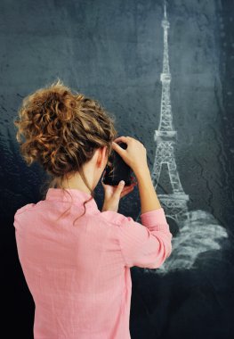 Kadın ve kara tahta üzerinde Boyalı Kulesi