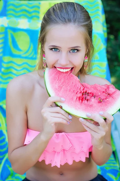 Mooie vrouw eten zoete watermeloen — Stockfoto