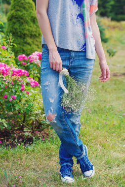Kot pantolon ve çiçekler yıpranmış