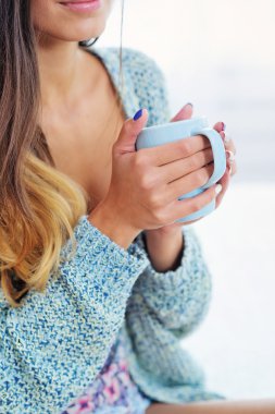 Sıcak çay ile sıcak kadın