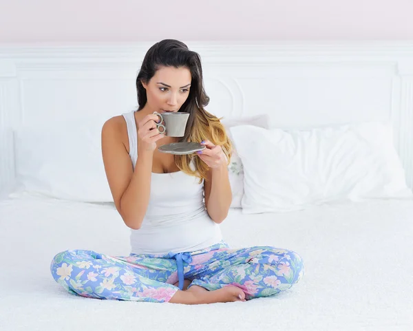 Mulher bonita bebendo café da manhã na cama — Fotografia de Stock