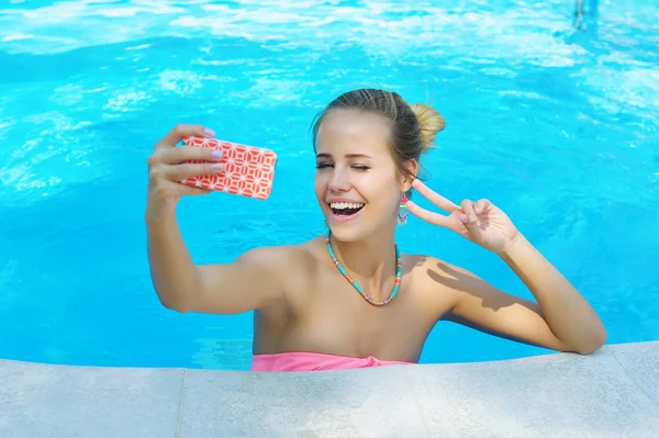 Adorable young woman taking winking selfie photo — Stock Photo, Image