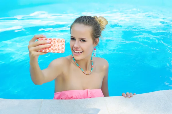 Young woman taking a photo of herself with cell phone — Stock Photo, Image
