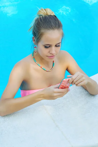 Frau chattet auf ihrem Handy — Stockfoto