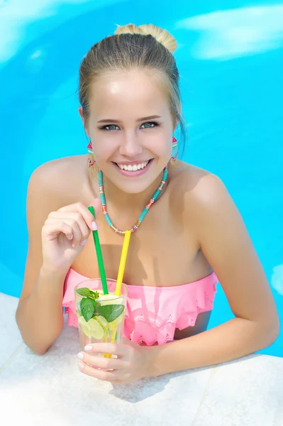 Retrato de uma mulher com limonada — Fotografia de Stock