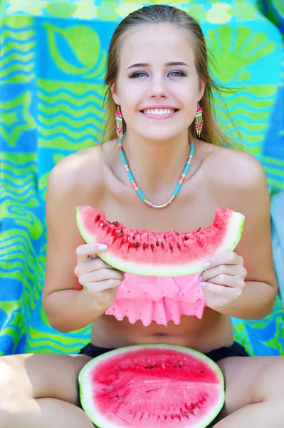 Portret van een vrouw met watermeloen segment — Stockfoto