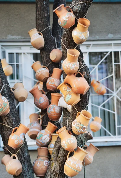 Традиционные керамические кувшины ручной работы — стоковое фото