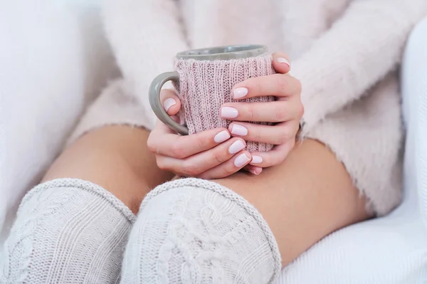 Fechar as mãos mulher com rosa manicure segurando copo — Fotografia de Stock