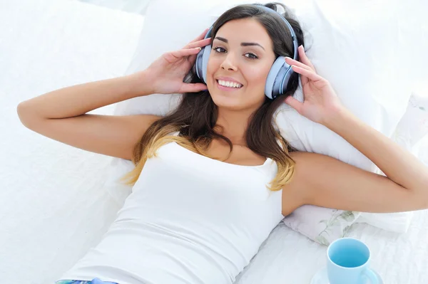 Young woman with headphones listening to music — Stock Photo, Image