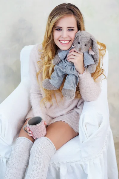 Retrato de mujer feliz sonriente posando con su lindo juguete de conejo — Foto de Stock