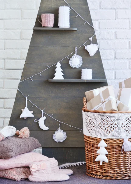 Bodegón con elementos de decoración de Navidad interior y árbol de madera —  Fotos de Stock