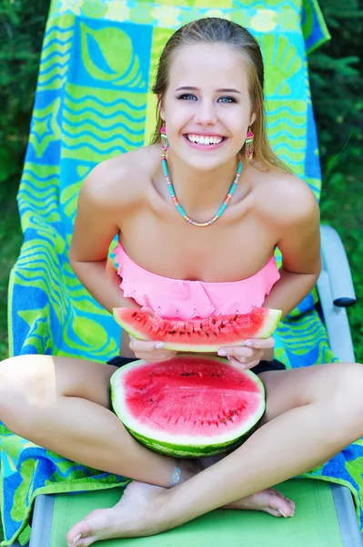 Portret van een trendy jonge vrouw met watermeloen segment — Stockfoto