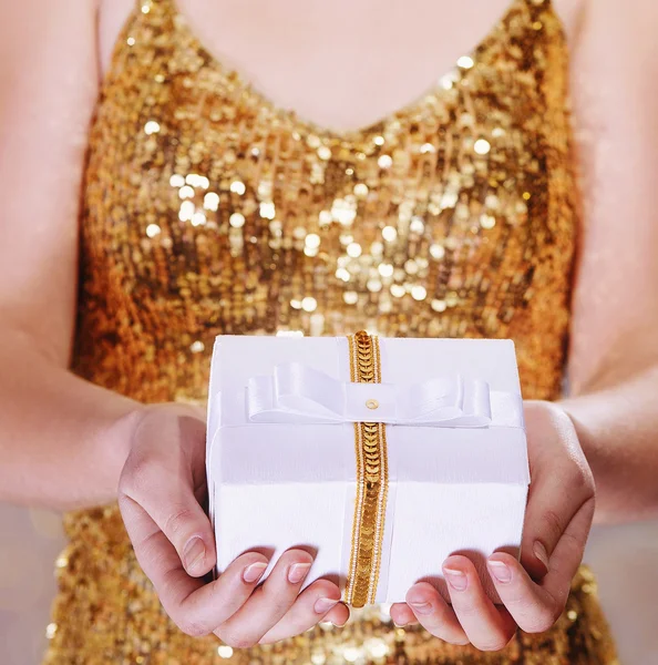 Frauenhände halten verpackten Geschenkkarton — Stockfoto