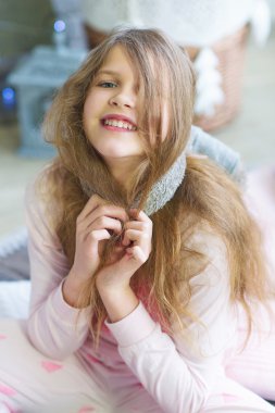 sevimli kız eğleniyor