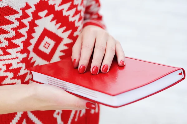 Mãos de mulher segurando diário vermelho — Fotografia de Stock